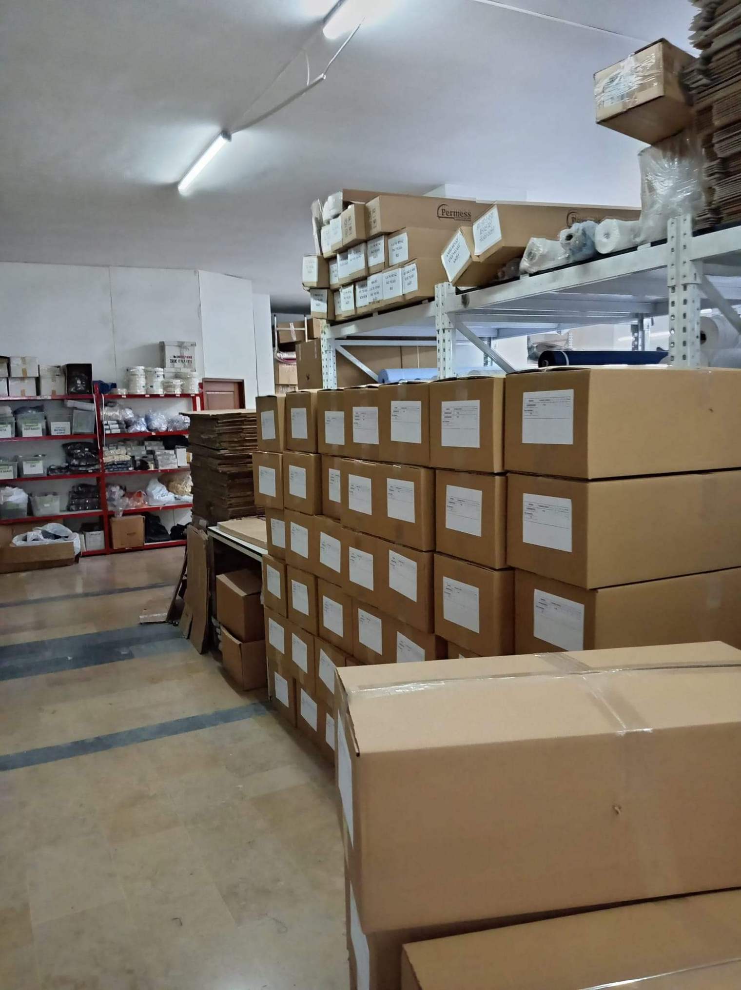 Etiketli kolilerle depo, final inspection ve sevkiyat