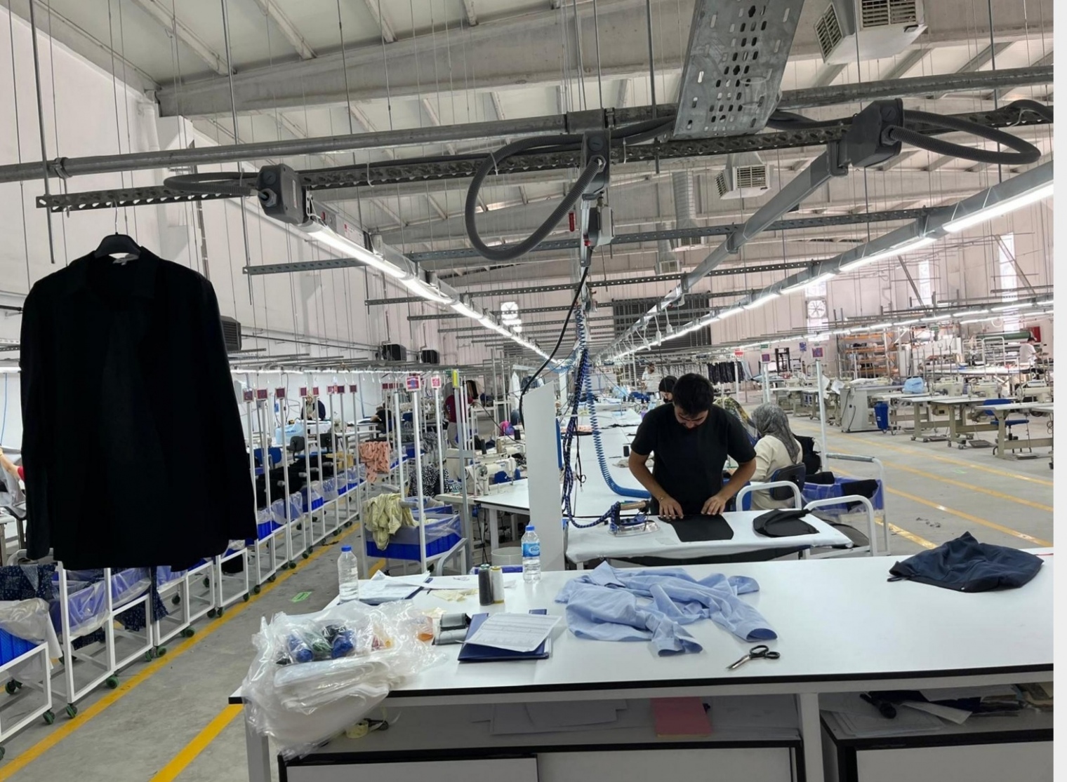 Siyah bitmiş ürün, ütü/finishing masası olan fabrika