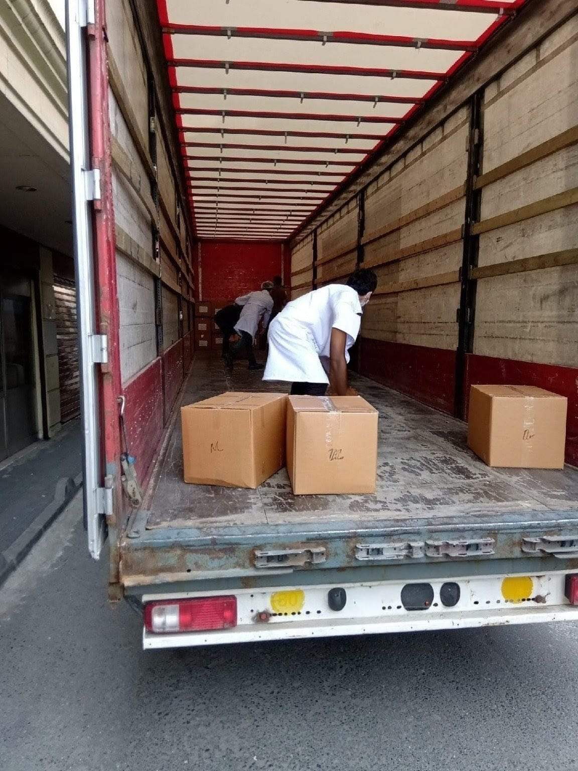 Etiketli kolilerle depo, final inspection ve sevkiyat
